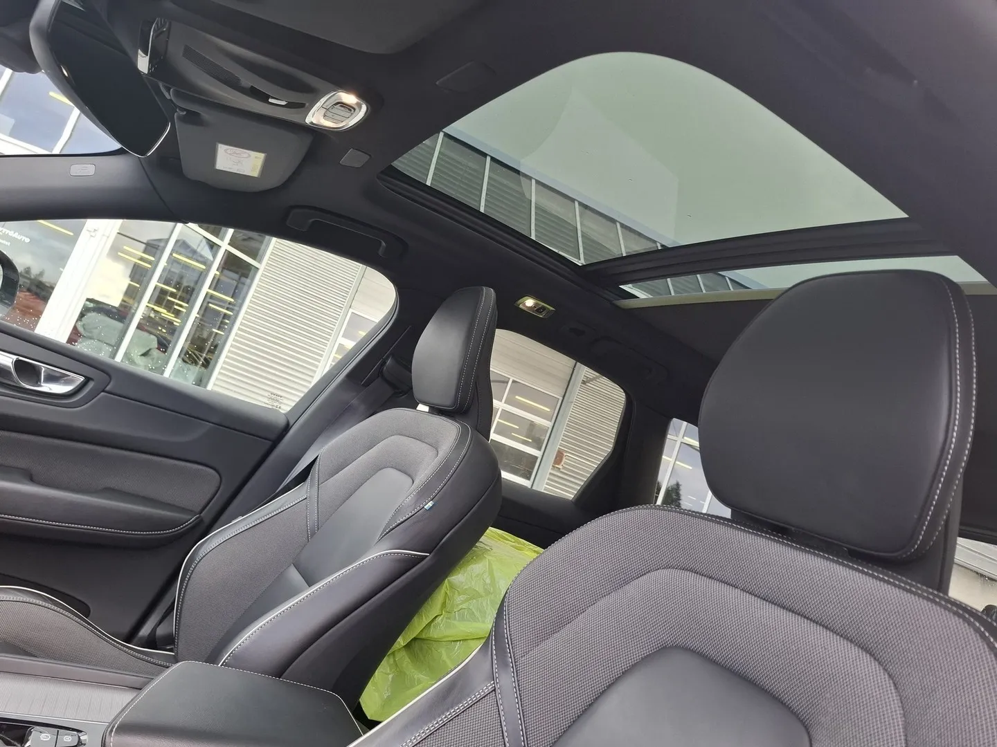 Volvo XC60 FPY-364 carousel image