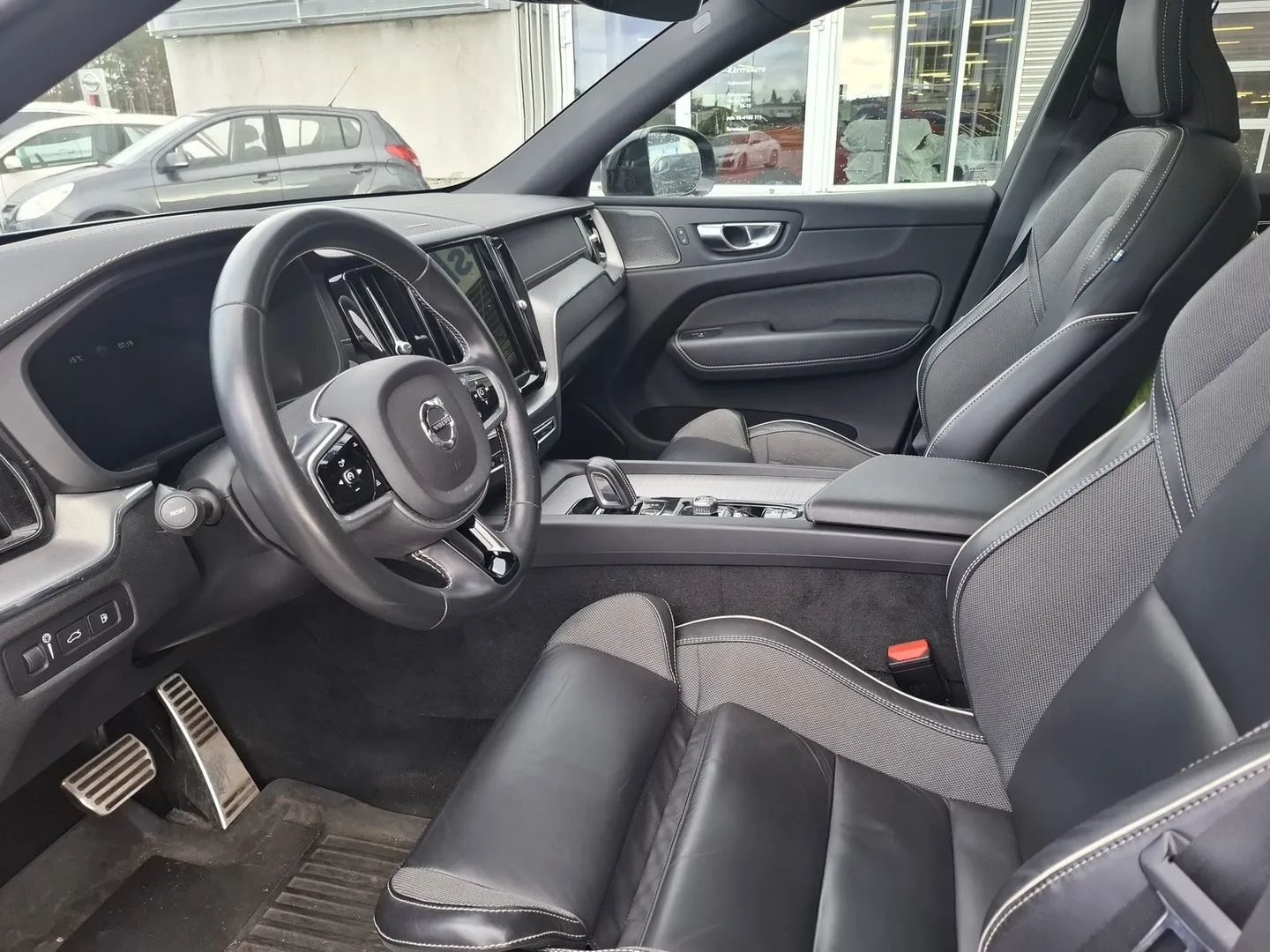 Volvo XC60 FPY-364 carousel image