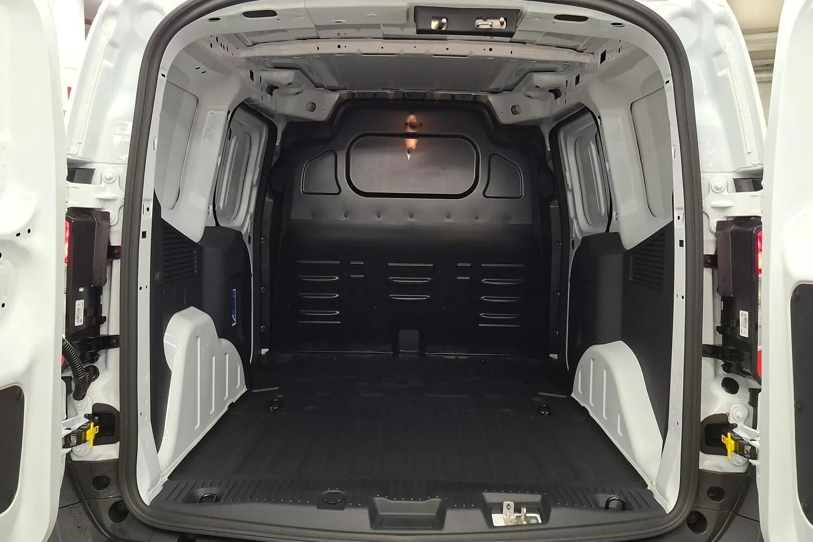 Ford Transit Courier KYO-627 carousel image