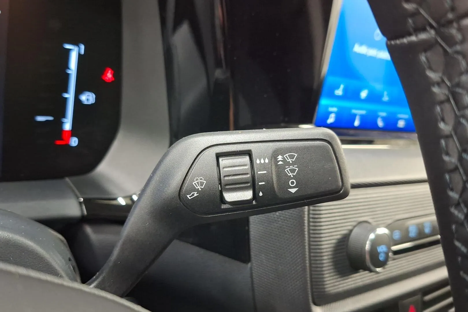 Ford Transit Courier KYO-627 carousel image