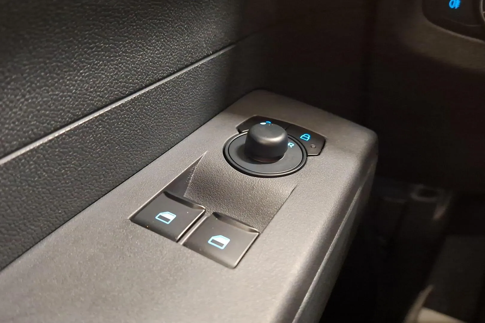 Ford Transit Courier KYO-627 carousel image