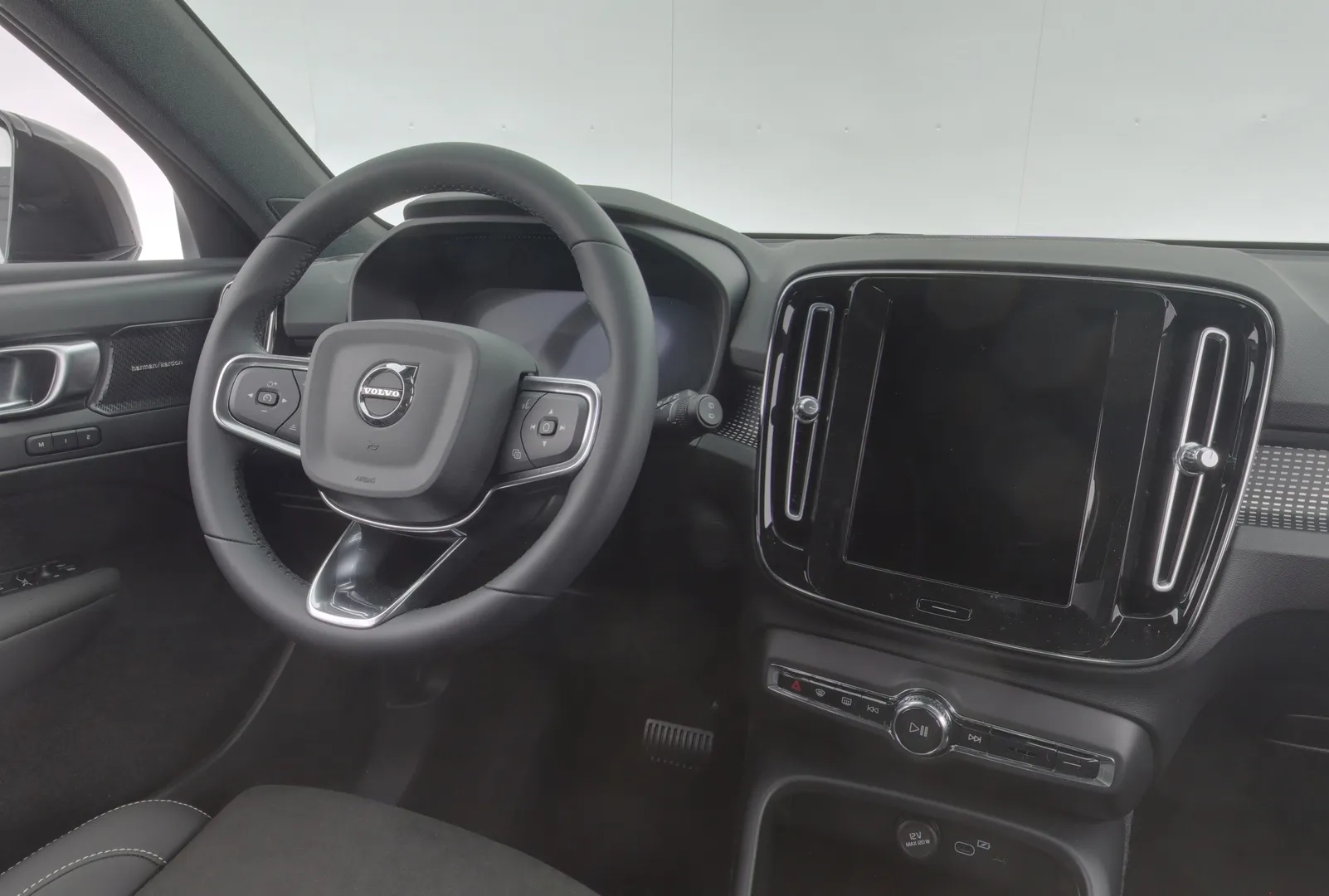 Volvo EX40 JOU-628 carousel image