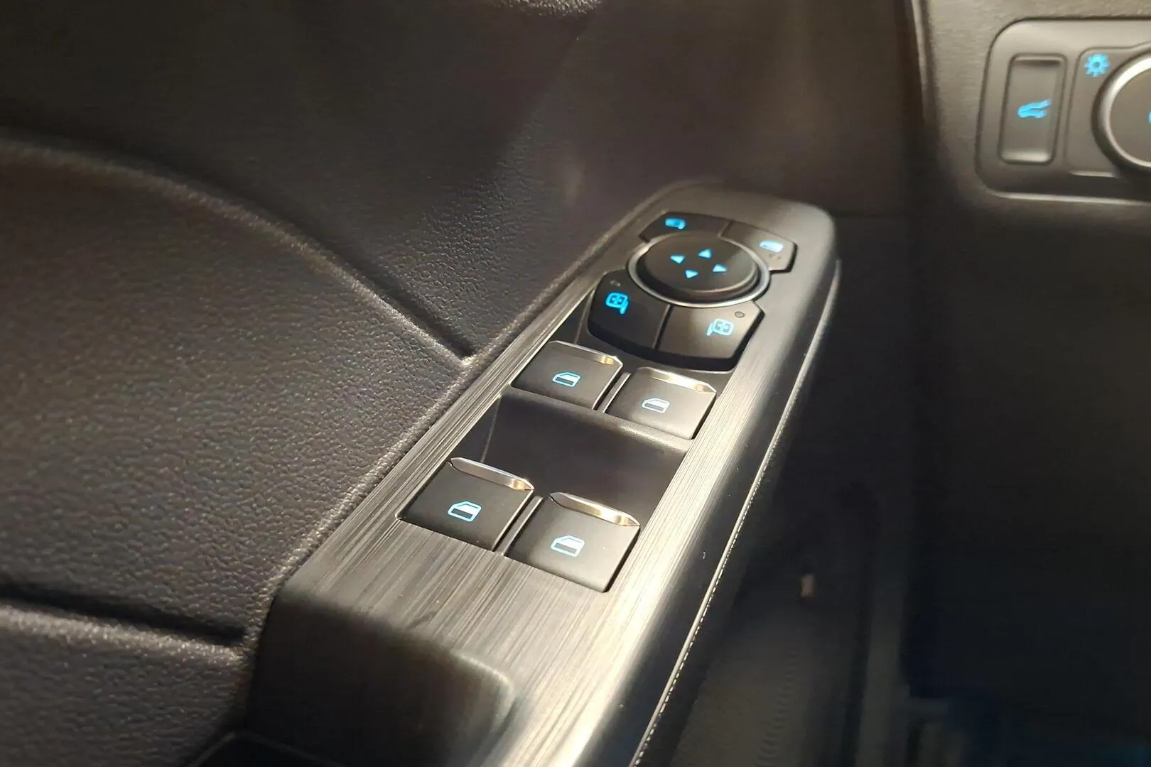 Ford Kuga YMR-855 carousel image