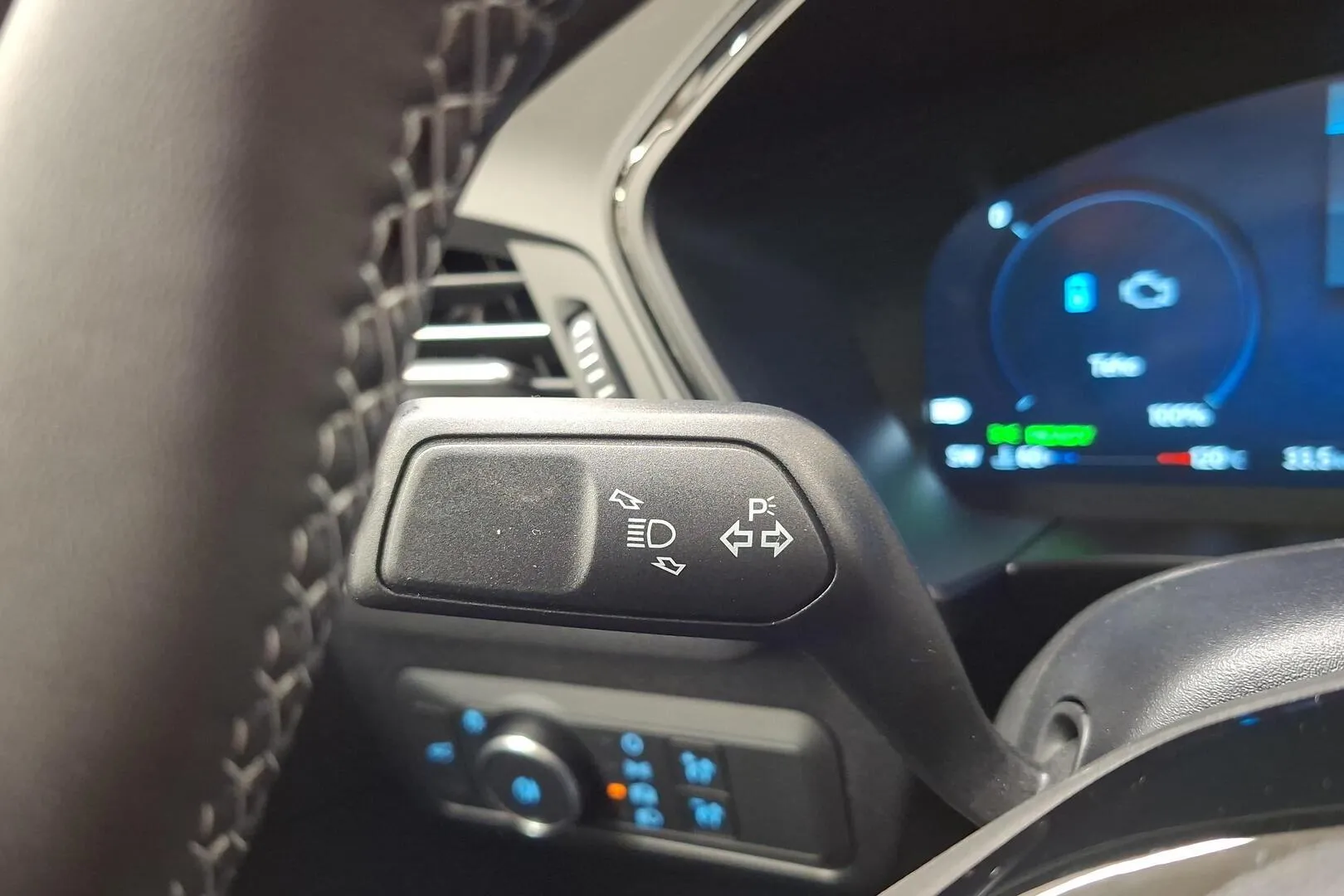 Ford Kuga YMR-855 carousel image