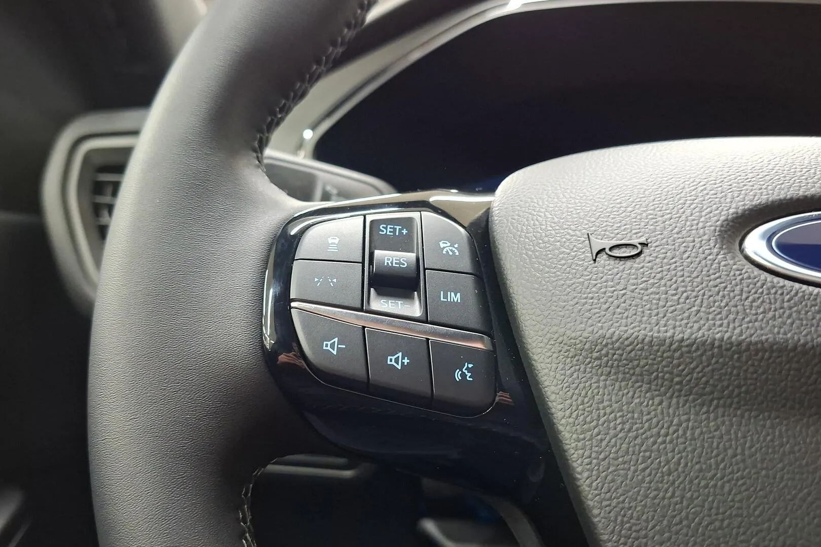 Ford Kuga YMR-855 carousel image