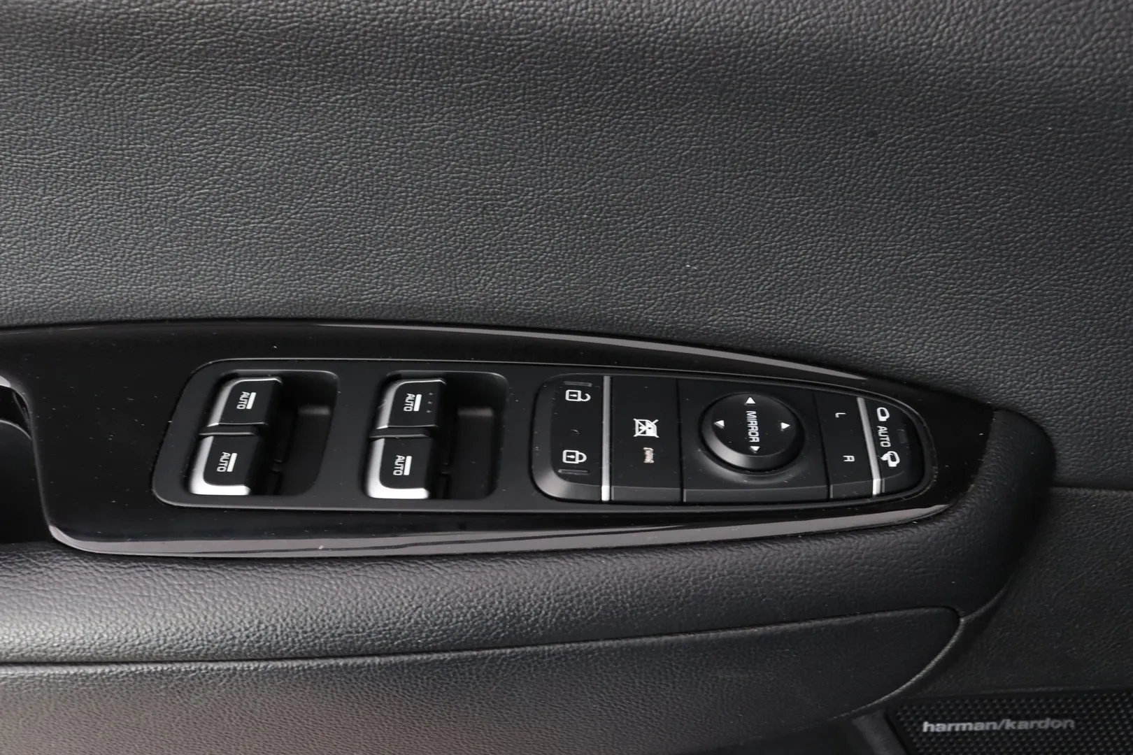 Kia Optima ZOH-892 carousel image