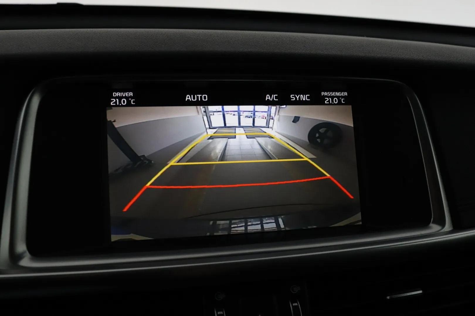Kia Optima ZOH-892 carousel image