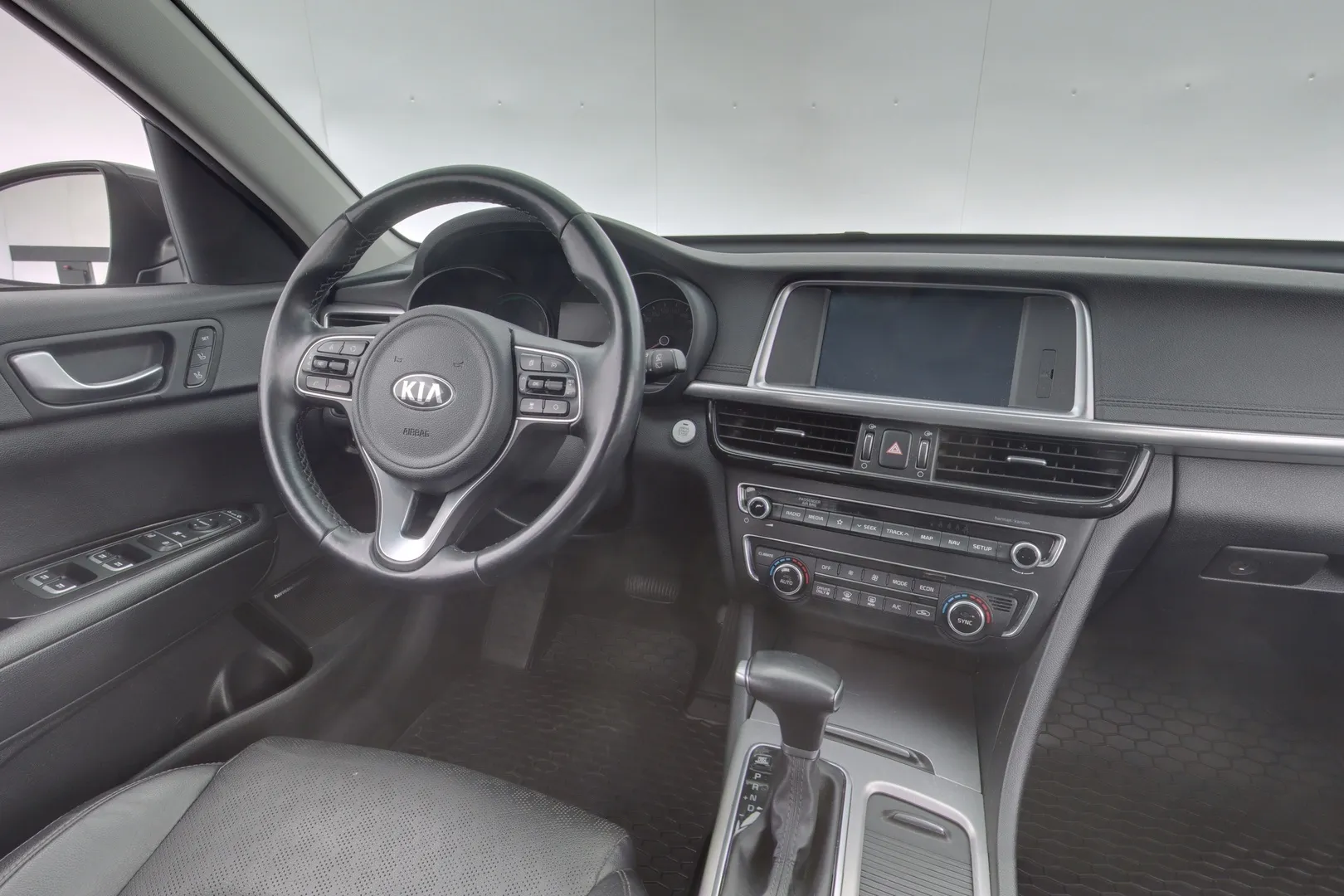 Kia Optima ZOH-892 carousel image