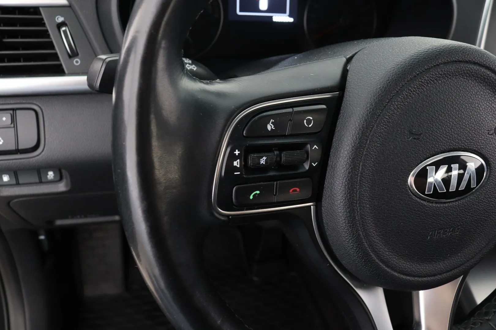 Kia Optima ZOH-892 carousel image