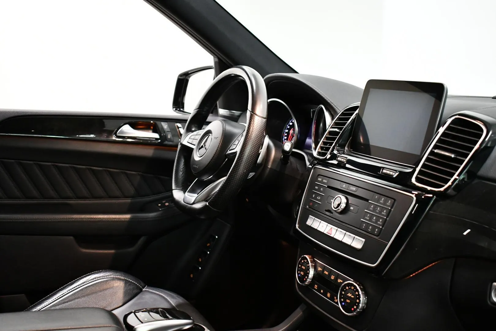 Mercedes-Benz GLS FOZ-449 carousel image