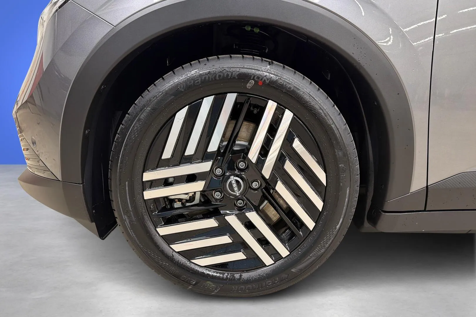 Nissan Leaf MSN-830 carousel image
