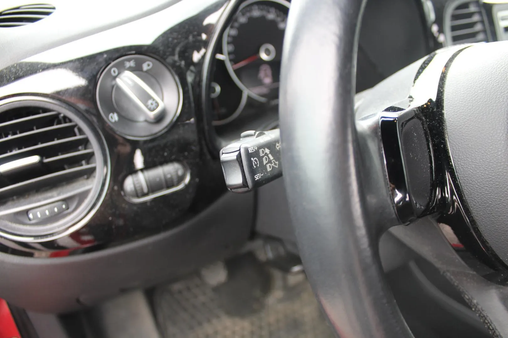 Volkswagen Beetle UOG-834 carousel image