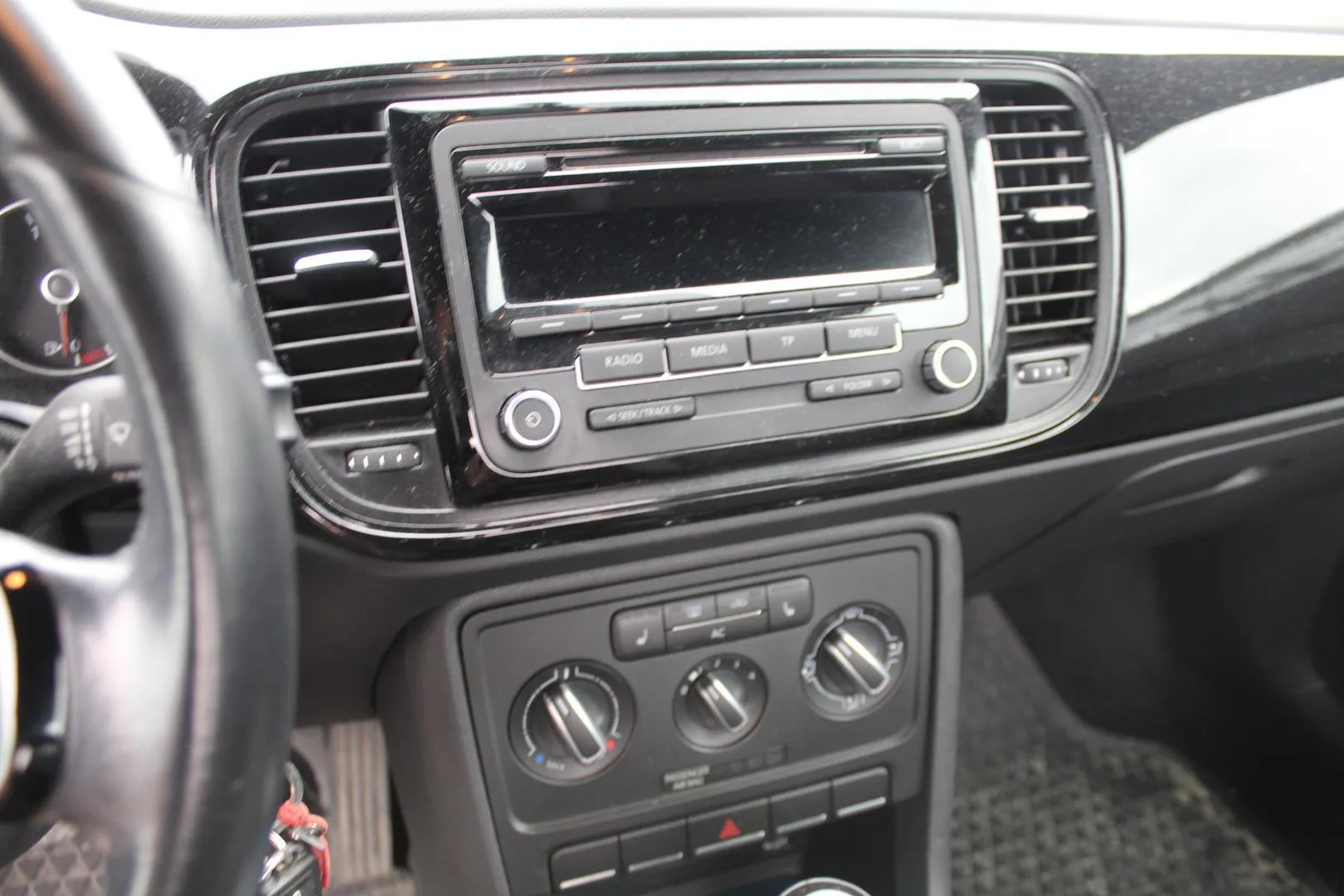 Volkswagen Beetle UOG-834 carousel image