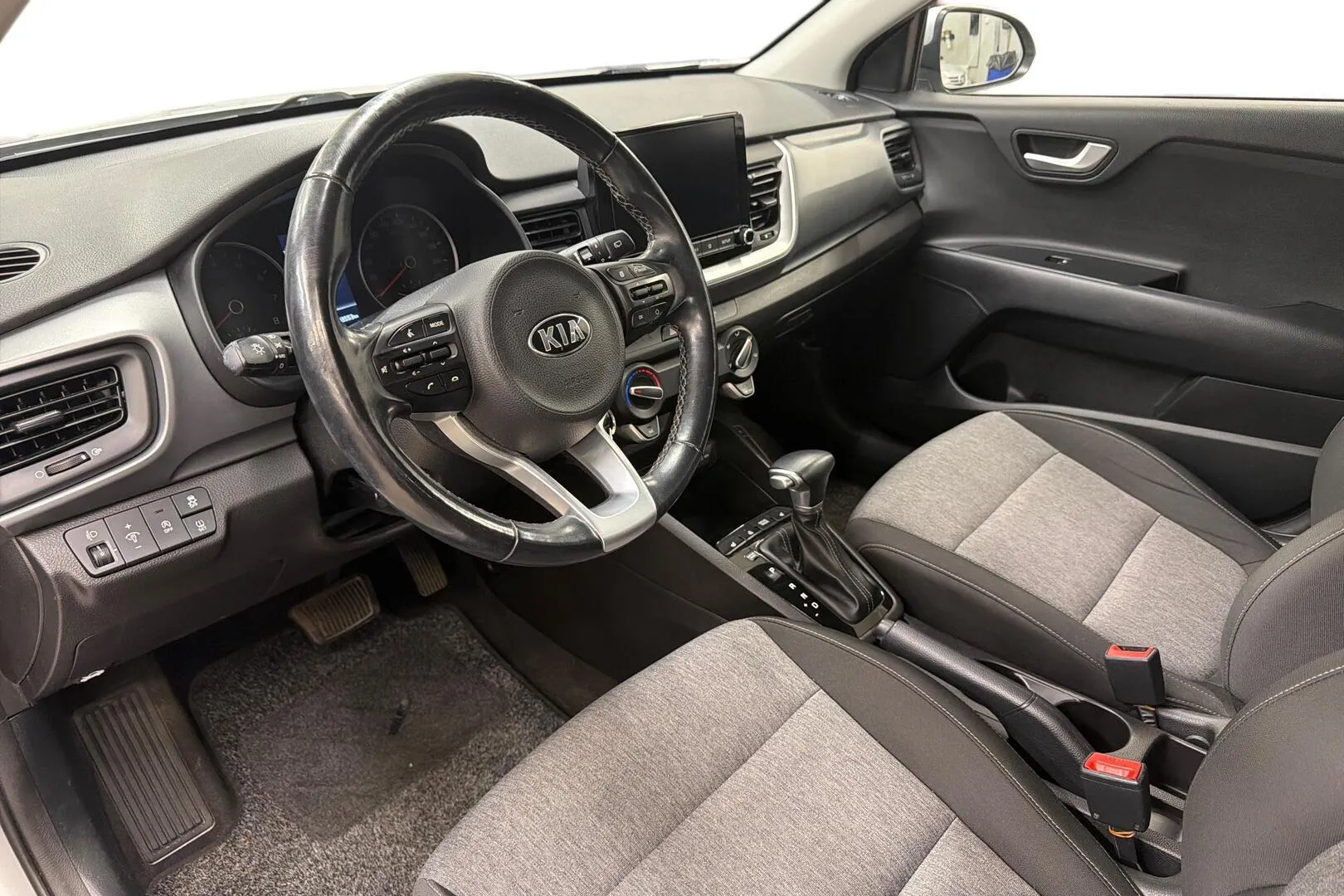 Kia Stonic KTZ-424 carousel image