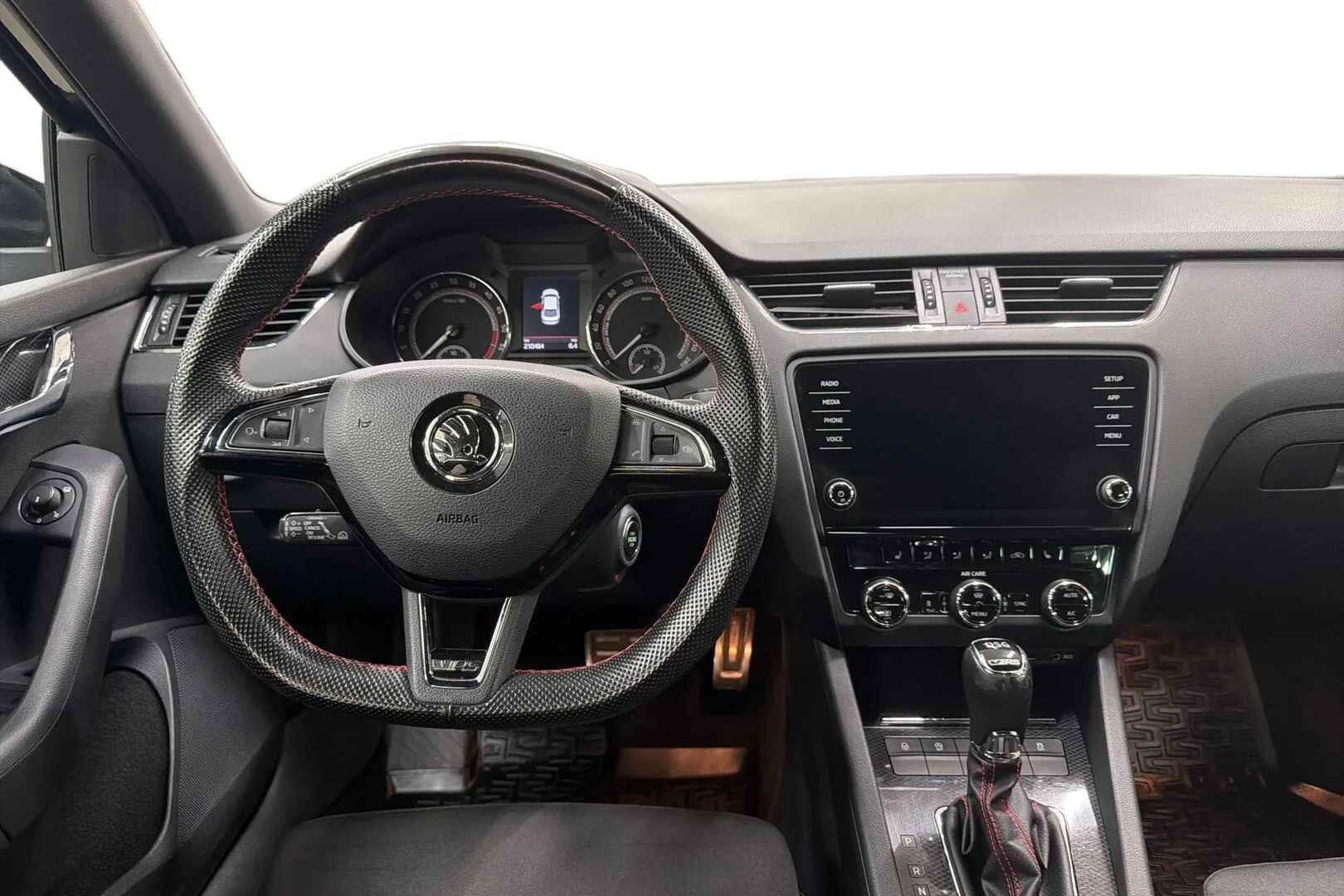 Skoda Octavia UZY-185 carousel image