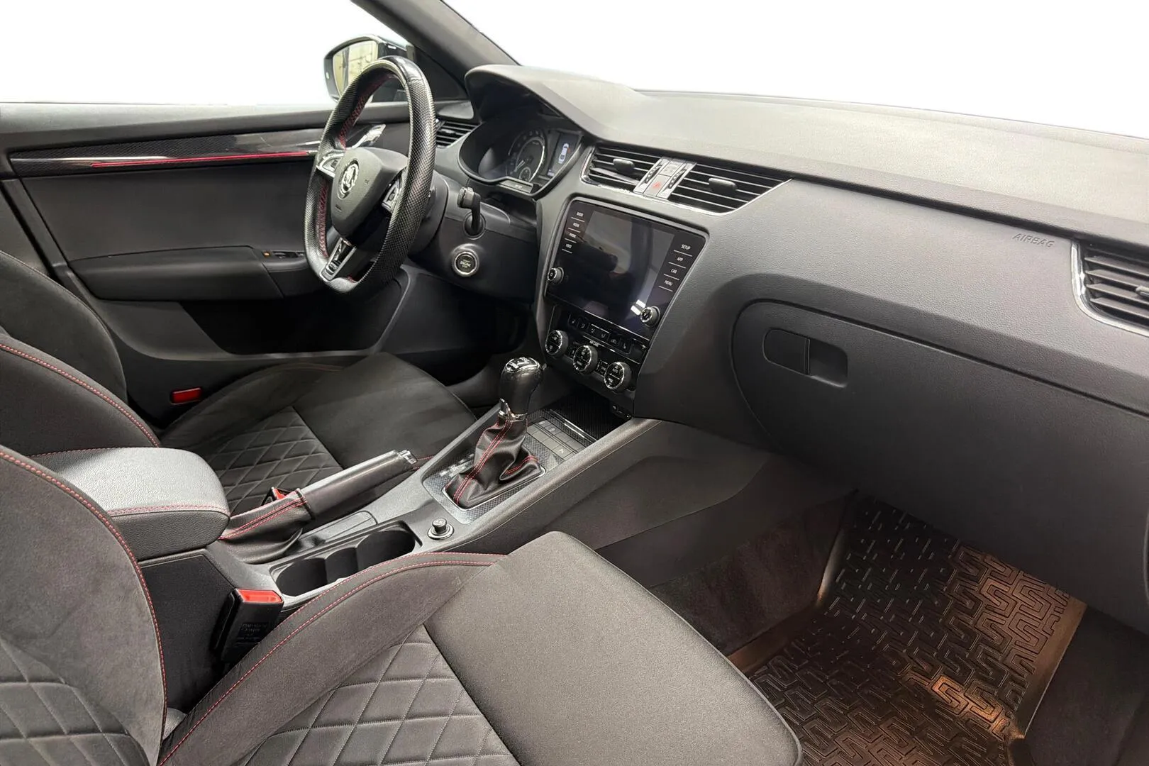 Skoda Octavia UZY-185 carousel image