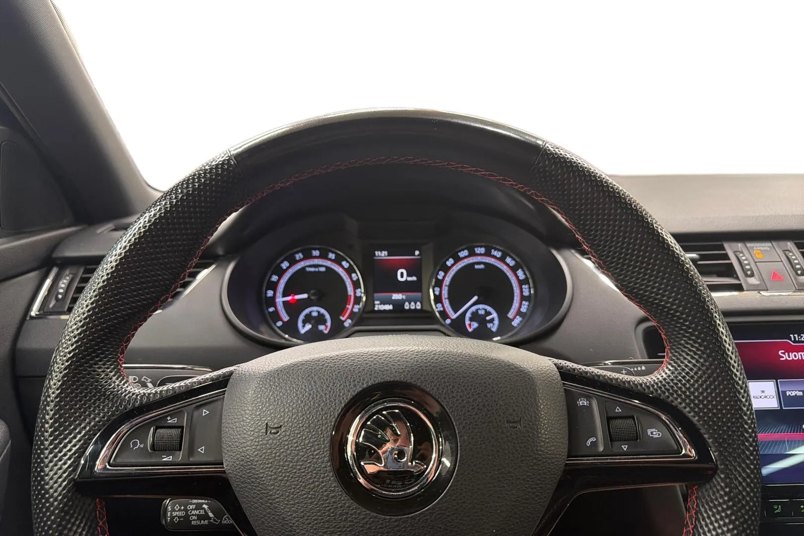 Skoda Octavia UZY-185 carousel image