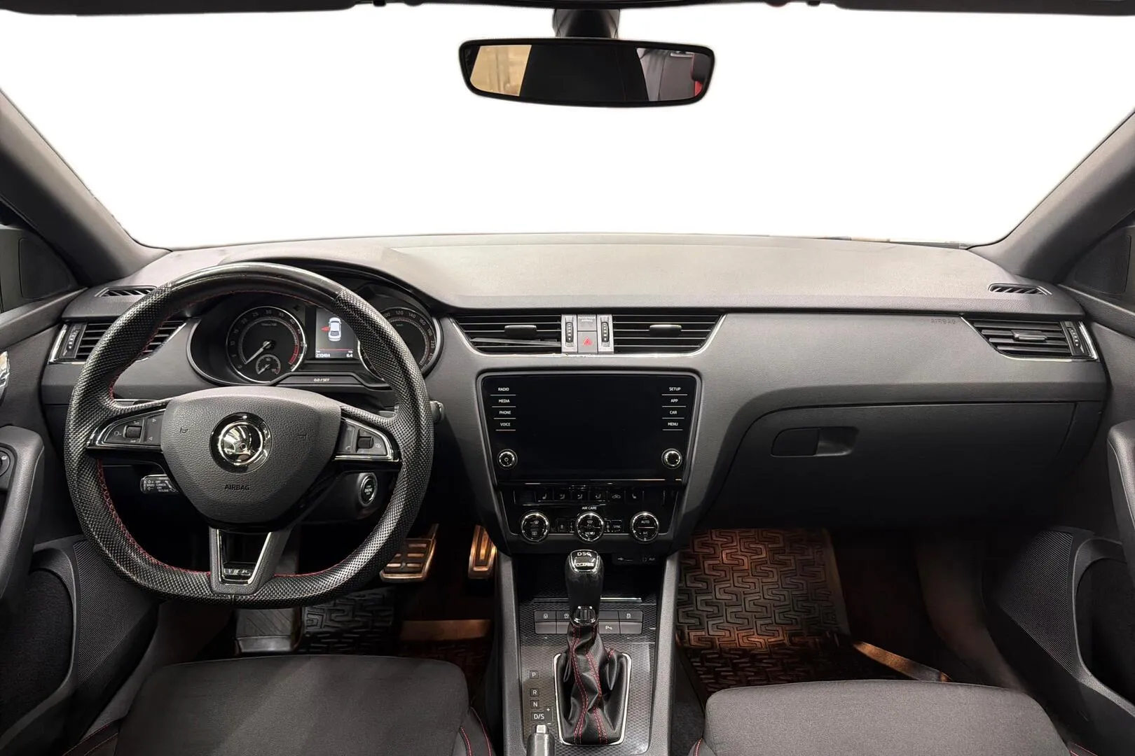 Skoda Octavia UZY-185 carousel image