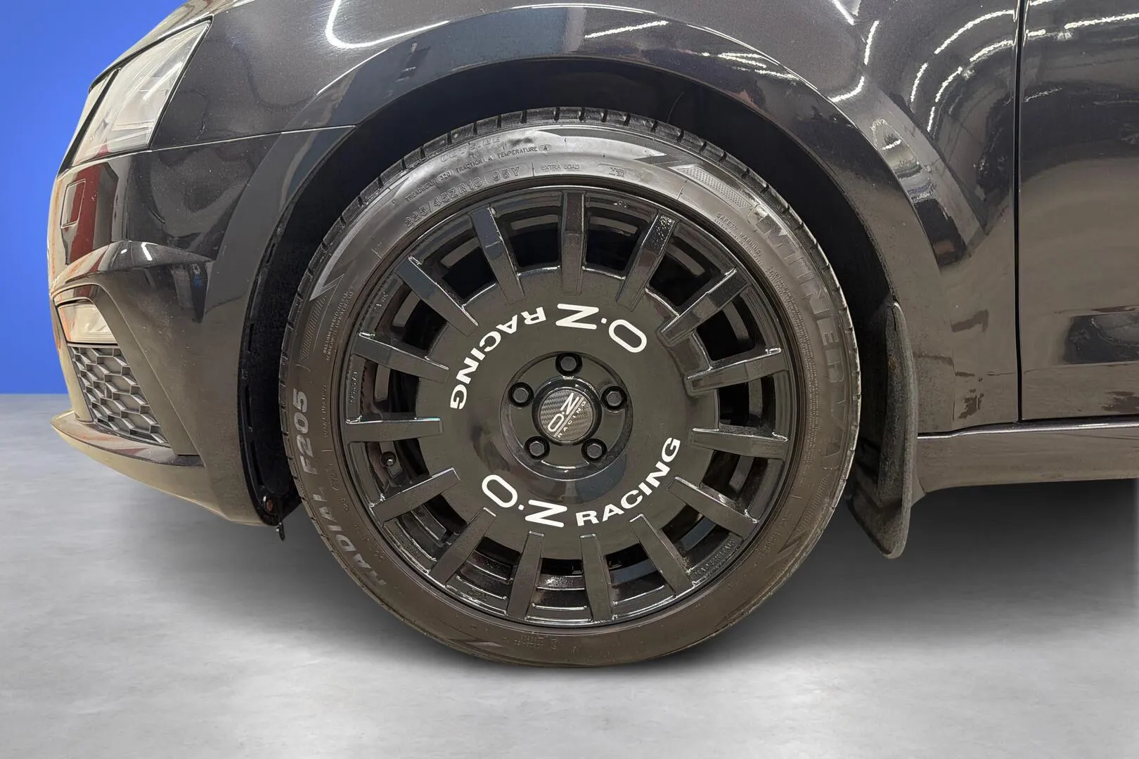 Skoda Octavia UZY-185 carousel image