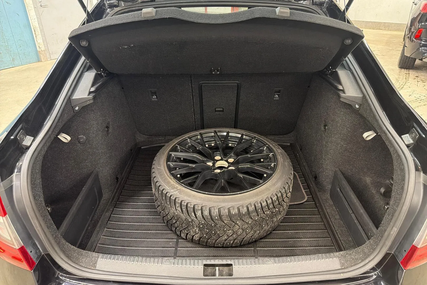 Skoda Octavia UZY-185 carousel image