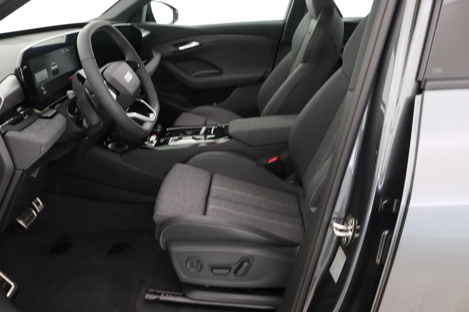Audi Q6 e-tron KYT-905 carousel image