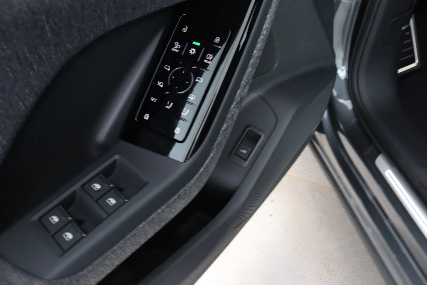 Audi Q6 e-tron KYT-905 carousel image