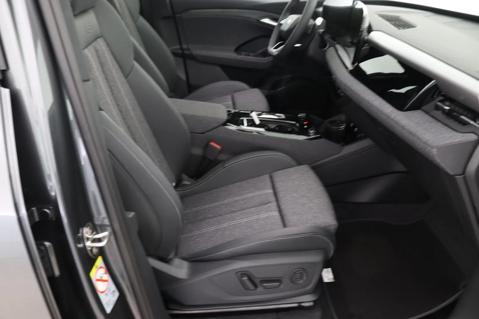 Audi Q6 e-tron KYT-905 carousel image