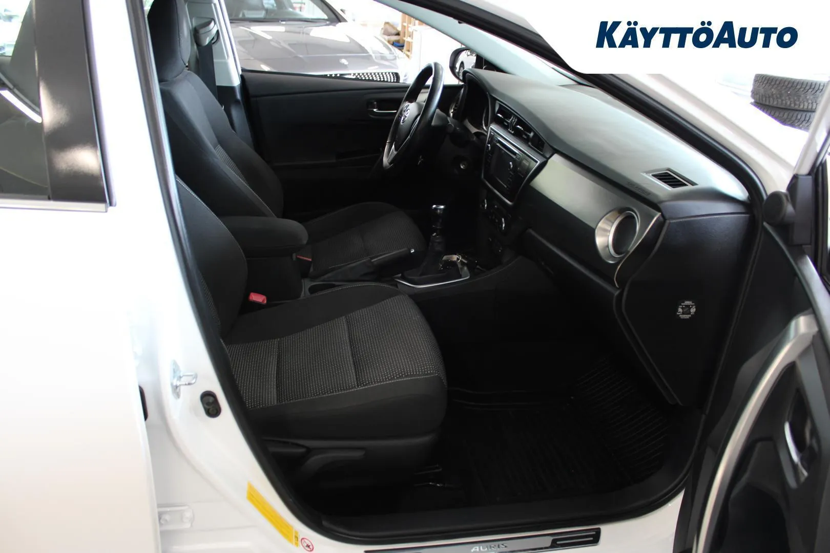 Toyota Auris YVX-542 carousel image