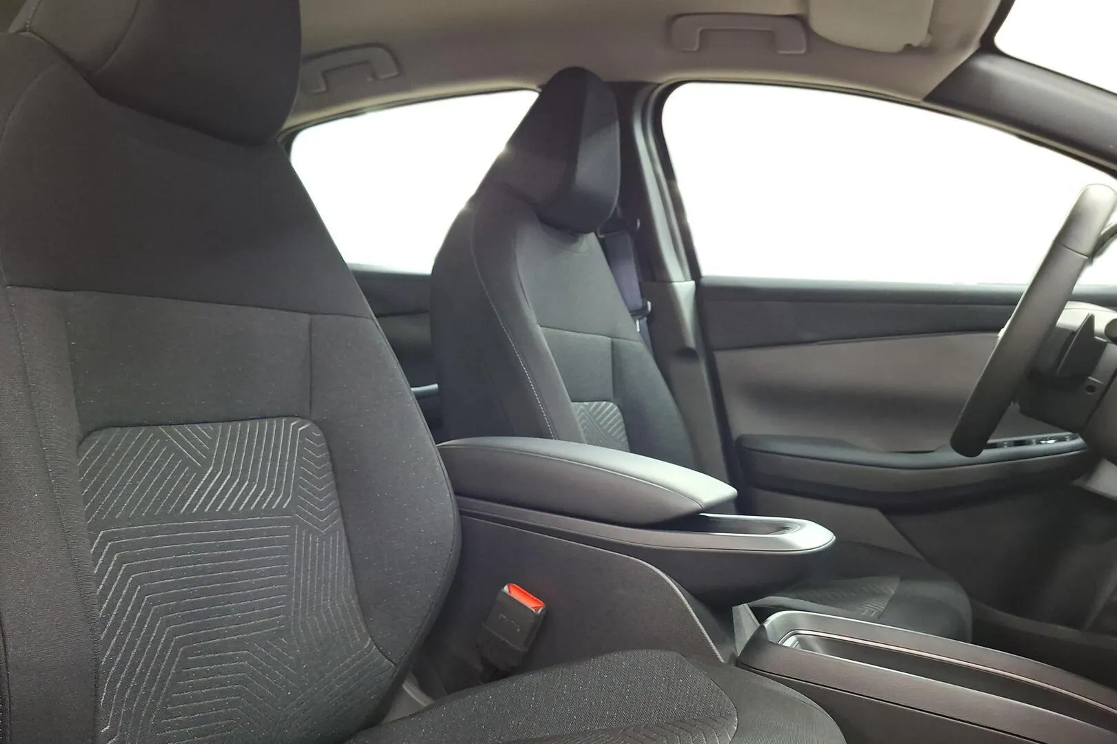 Nissan Leaf MSN-823 carousel image