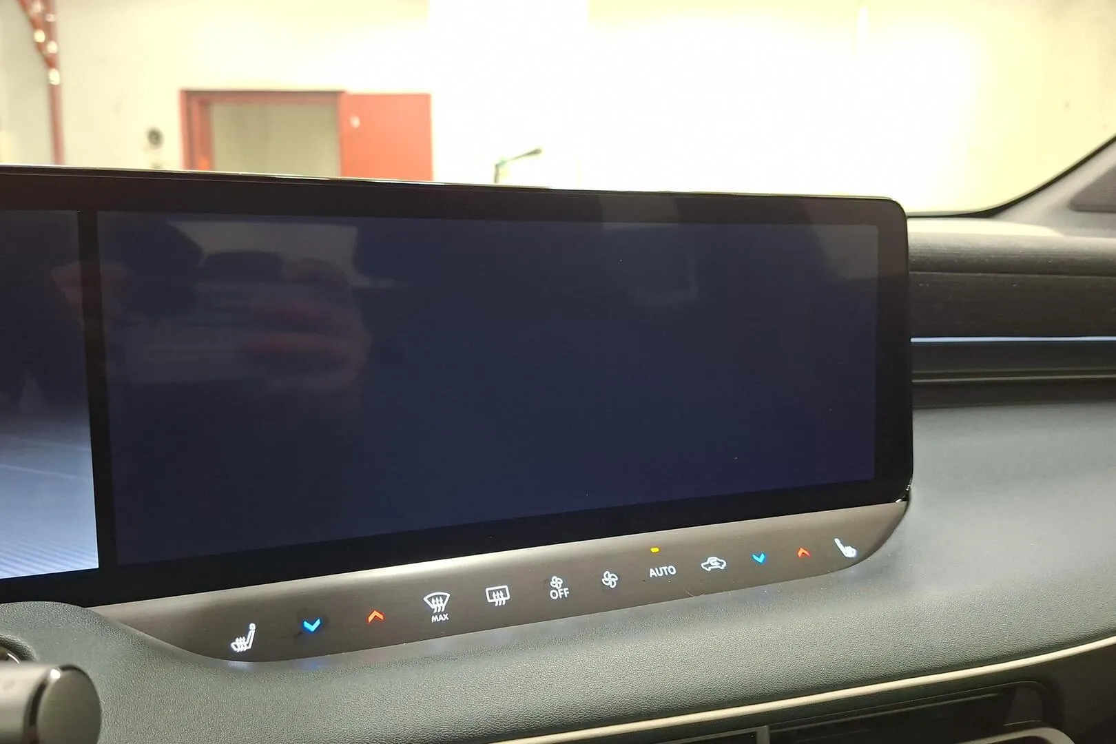 Nissan Leaf MSN-823 carousel image