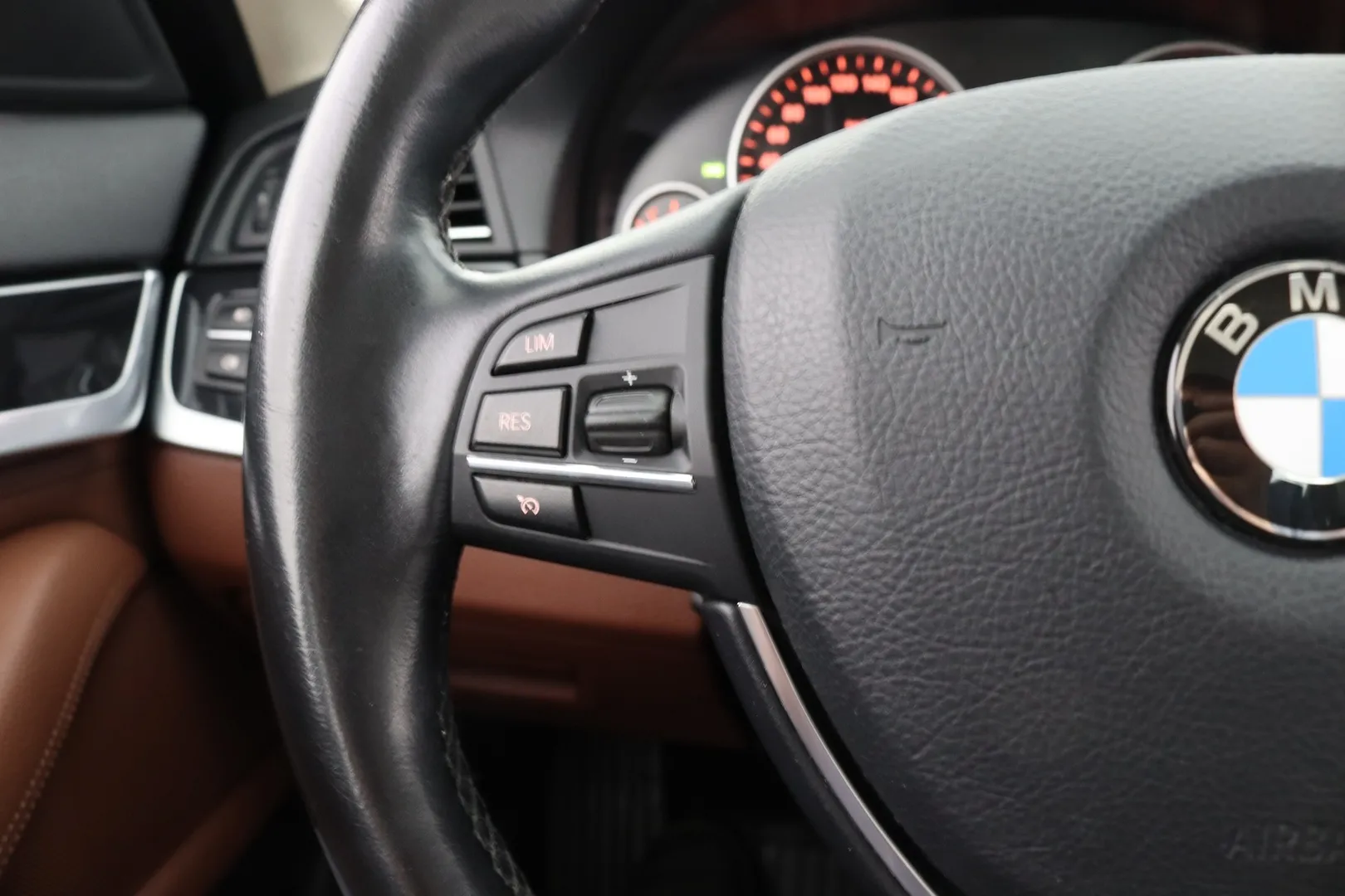 BMW 520 ILT-562 carousel image