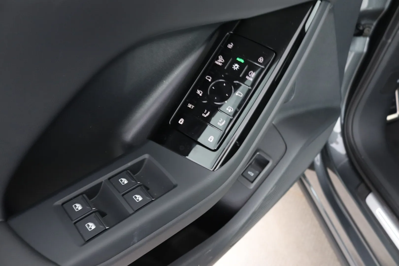 Audi Q6 e-tron YMU-859 carousel image