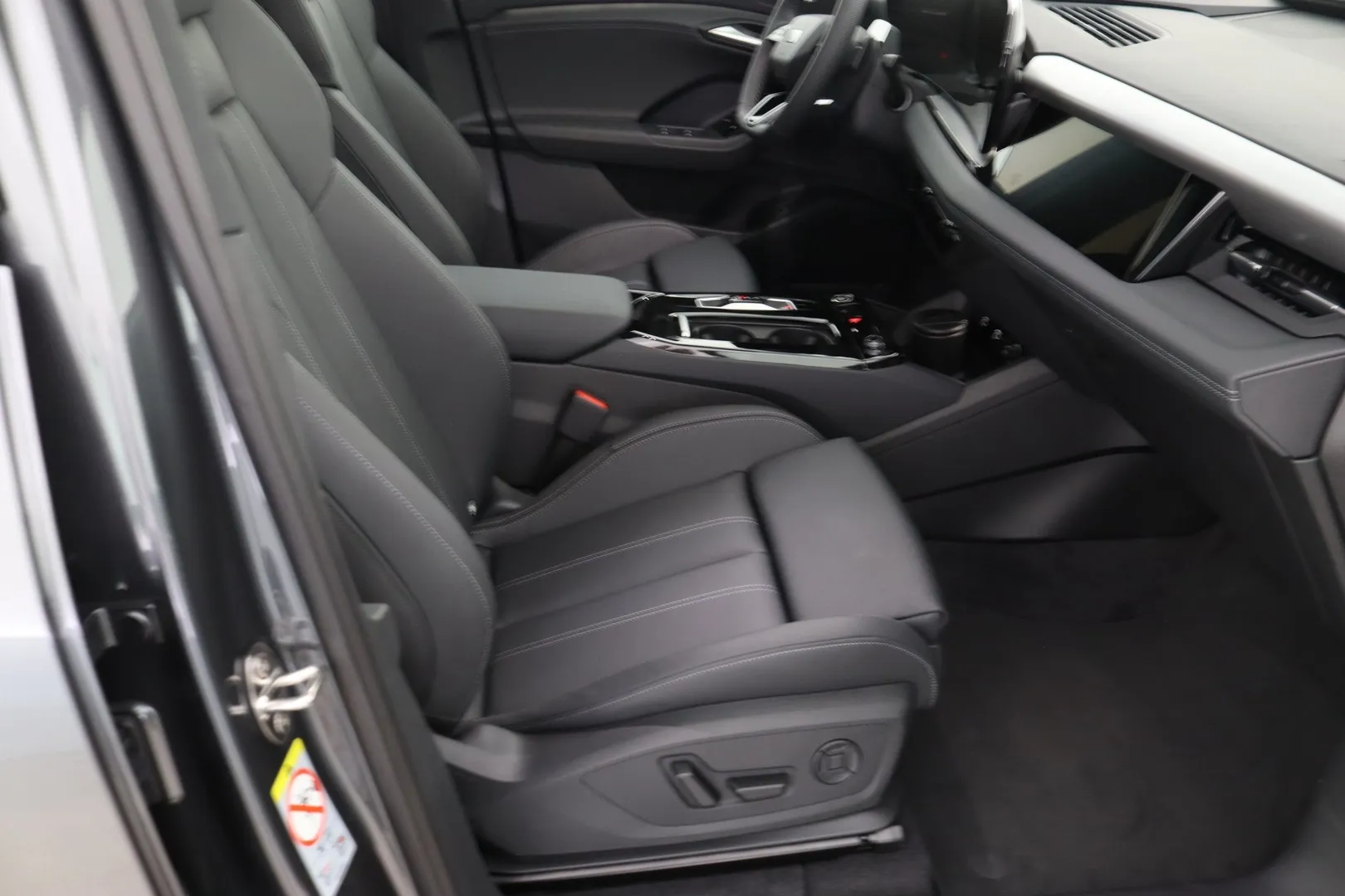 Audi Q6 e-tron YMU-859 carousel image