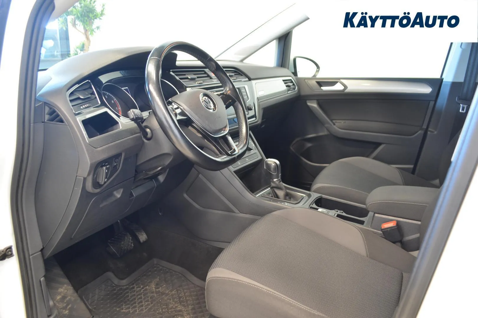 Volkswagen Touran GLX-674 carousel image