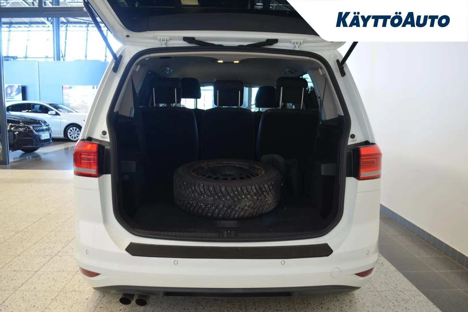 Volkswagen Touran GLX-674 carousel image