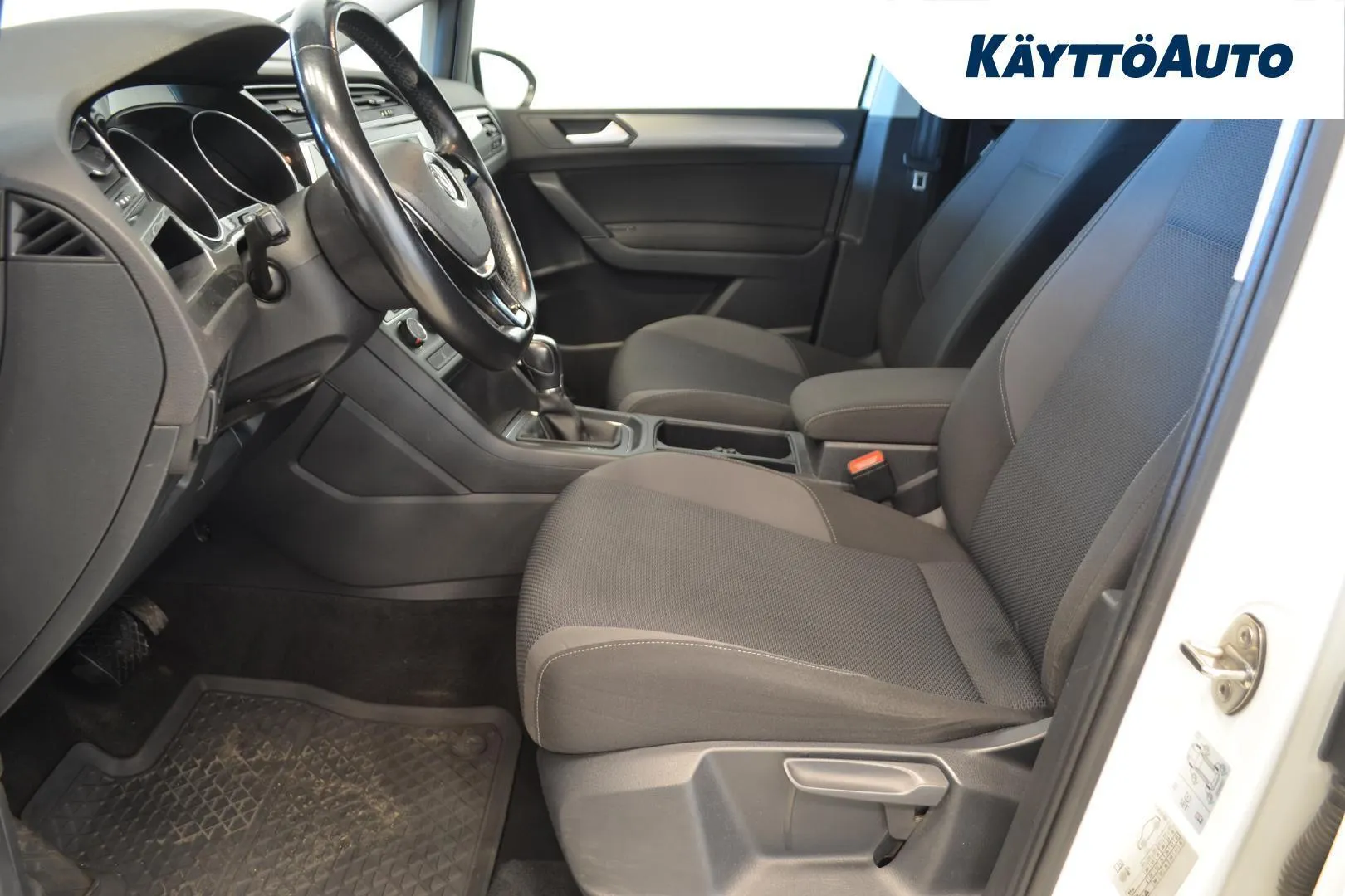 Volkswagen Touran GLX-674 carousel image