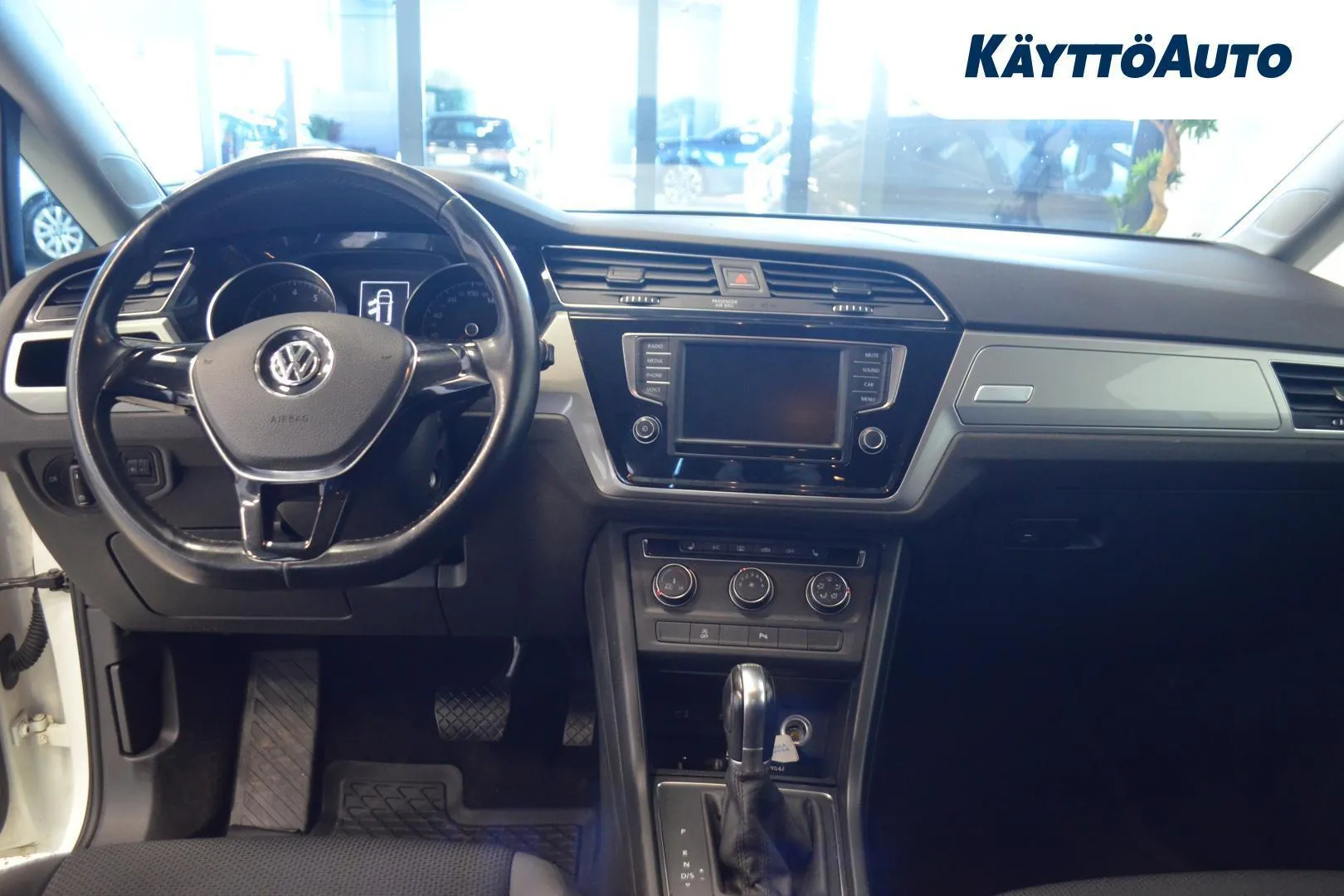 Volkswagen Touran GLX-674 carousel image