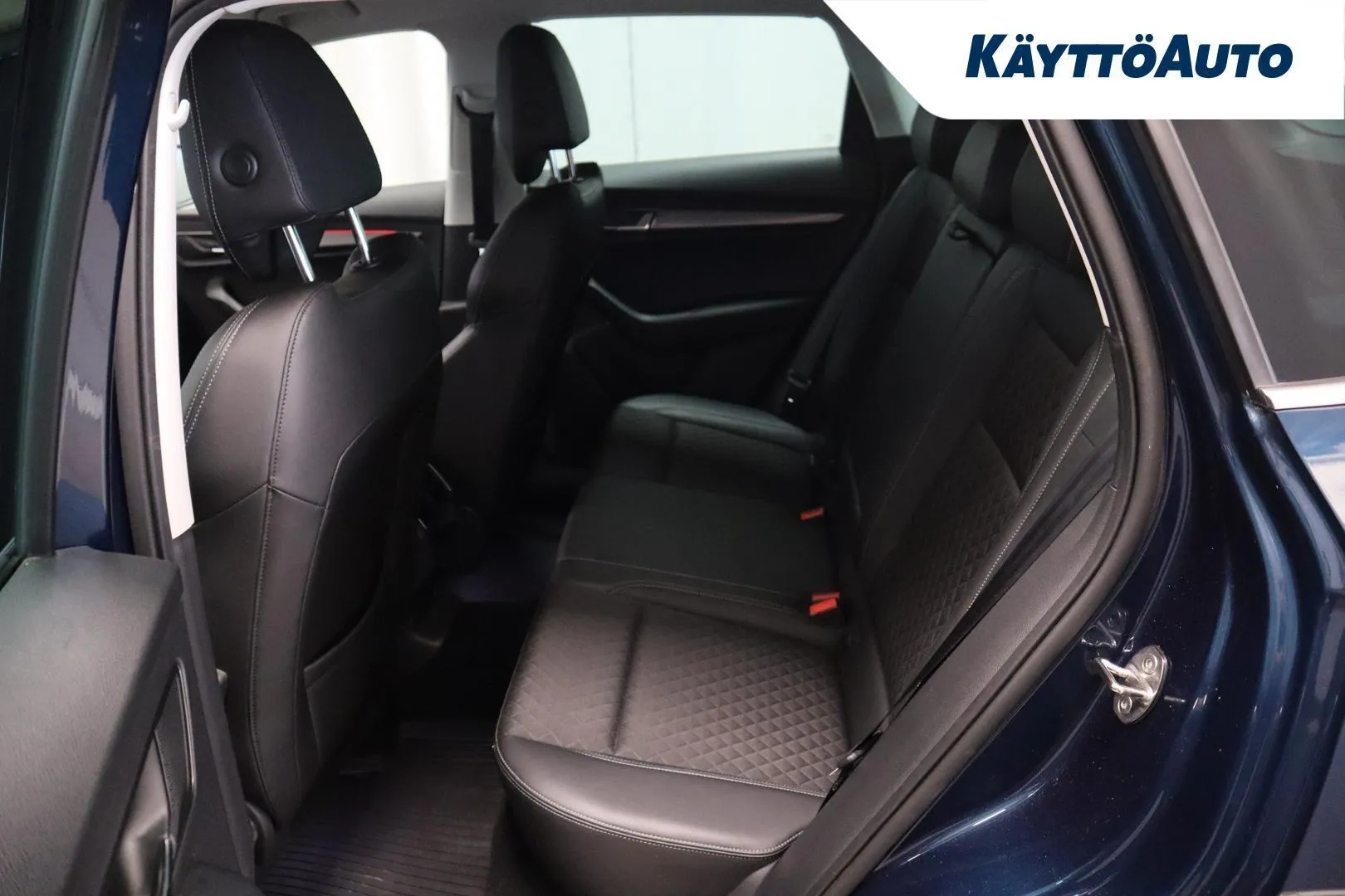 Skoda Karoq IZC-220 carousel image