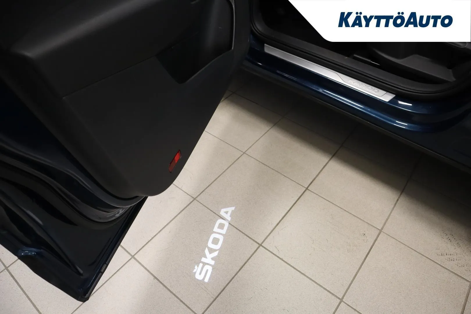 Skoda Karoq IZC-220 carousel image