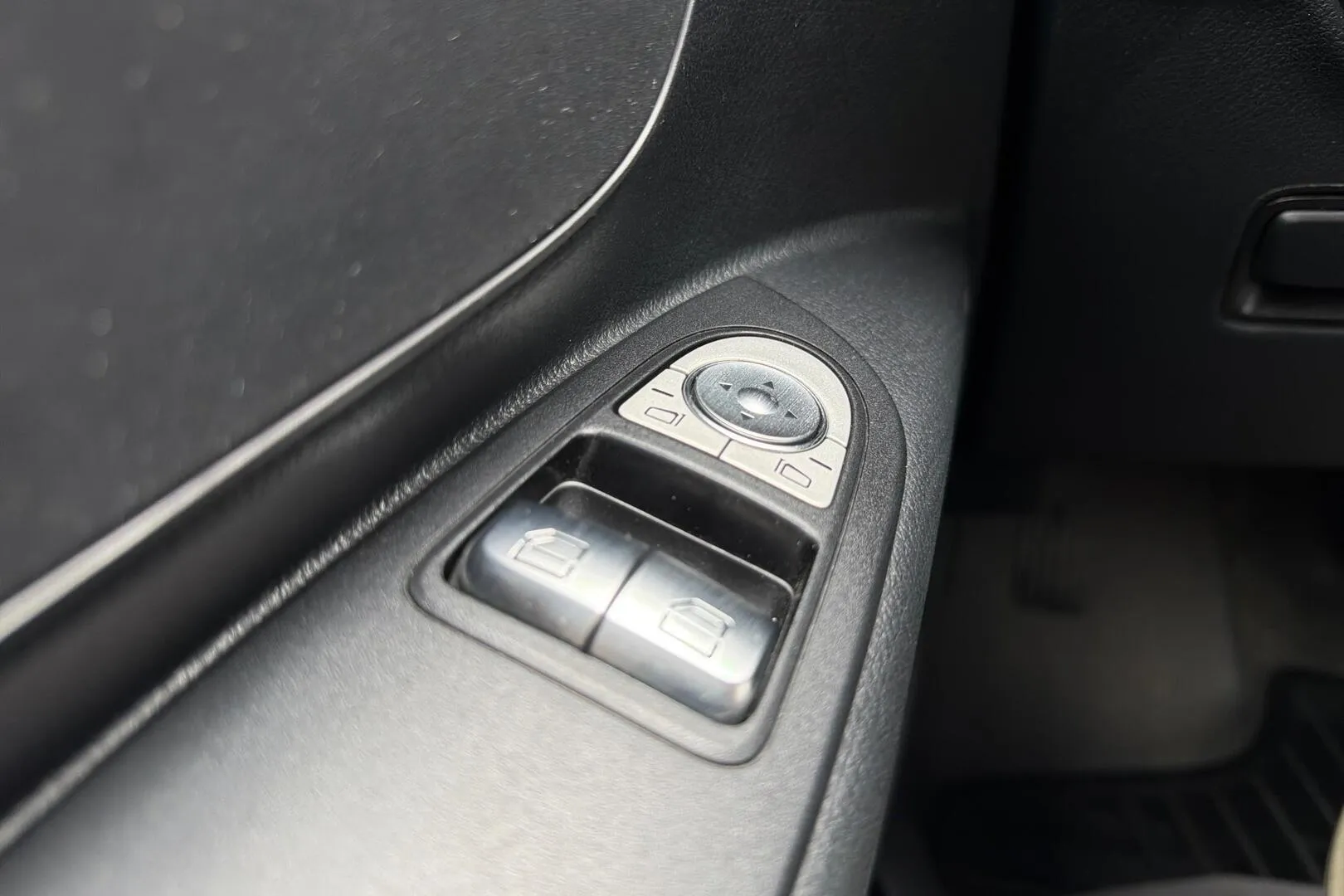Mercedes-Benz Vito NLU-623 carousel image