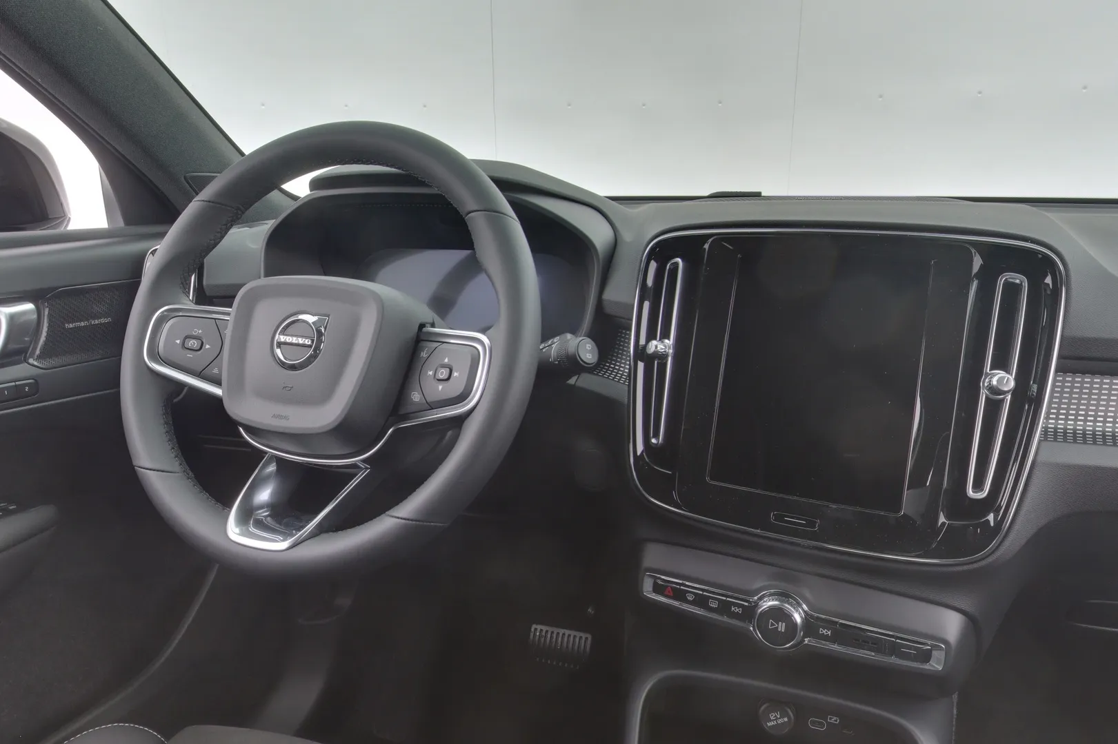 Volvo EX40 SZY-408 carousel image