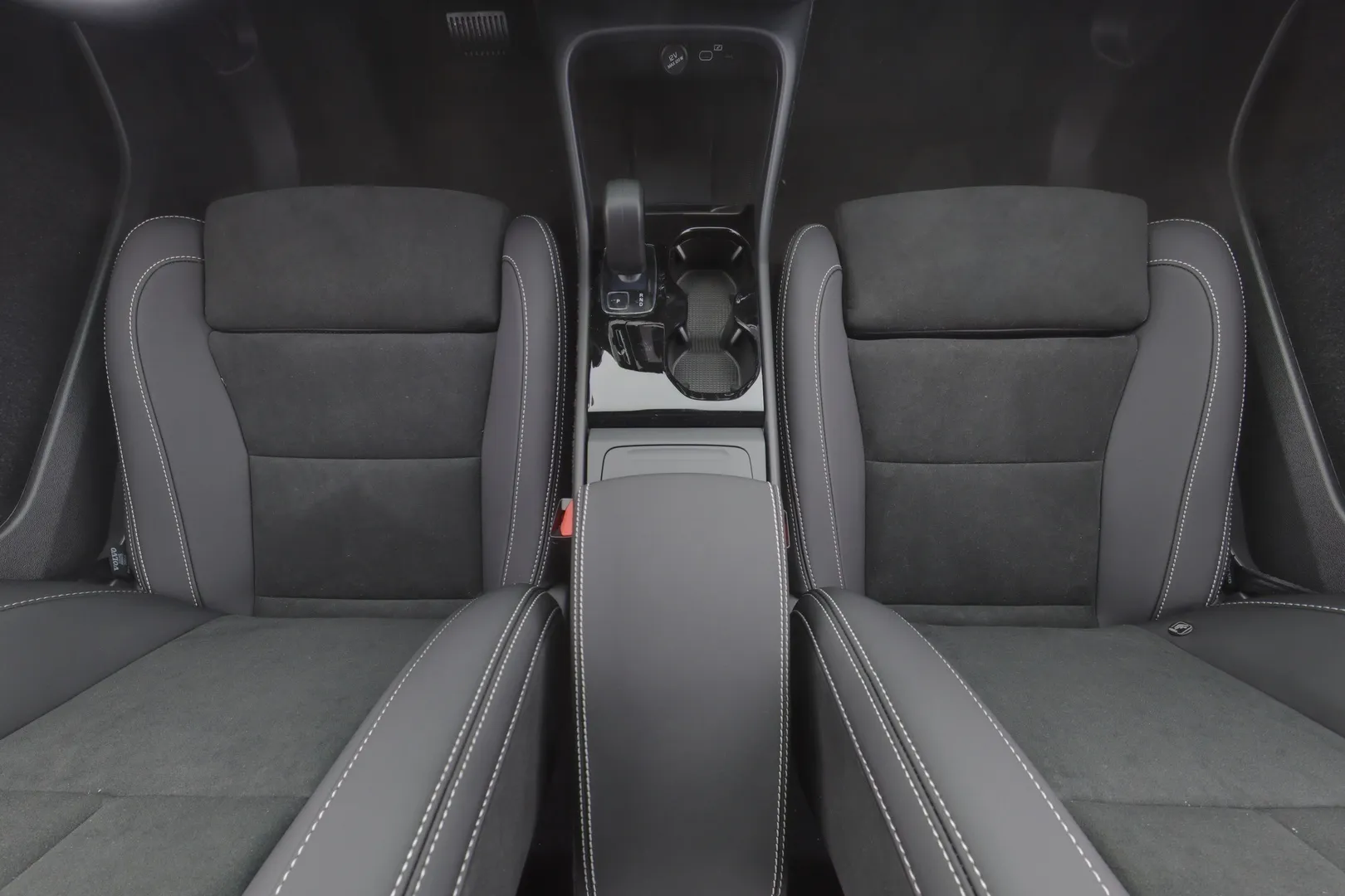 Volvo EX40 SZY-408 carousel image
