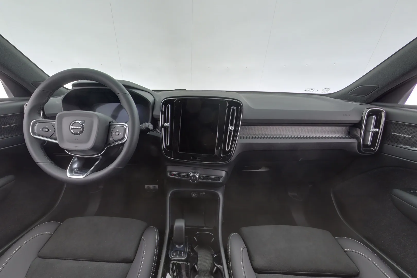 Volvo EX40 SZY-408 carousel image