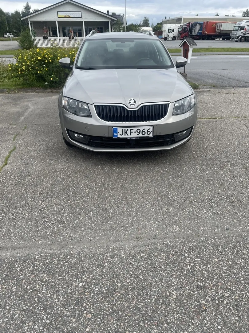 Skoda Octavia JKF-966 carousel image