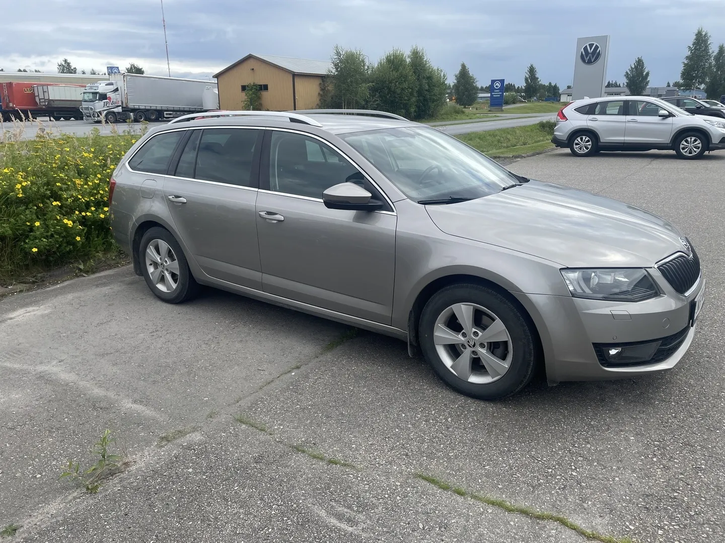 Skoda Octavia JKF-966 carousel image