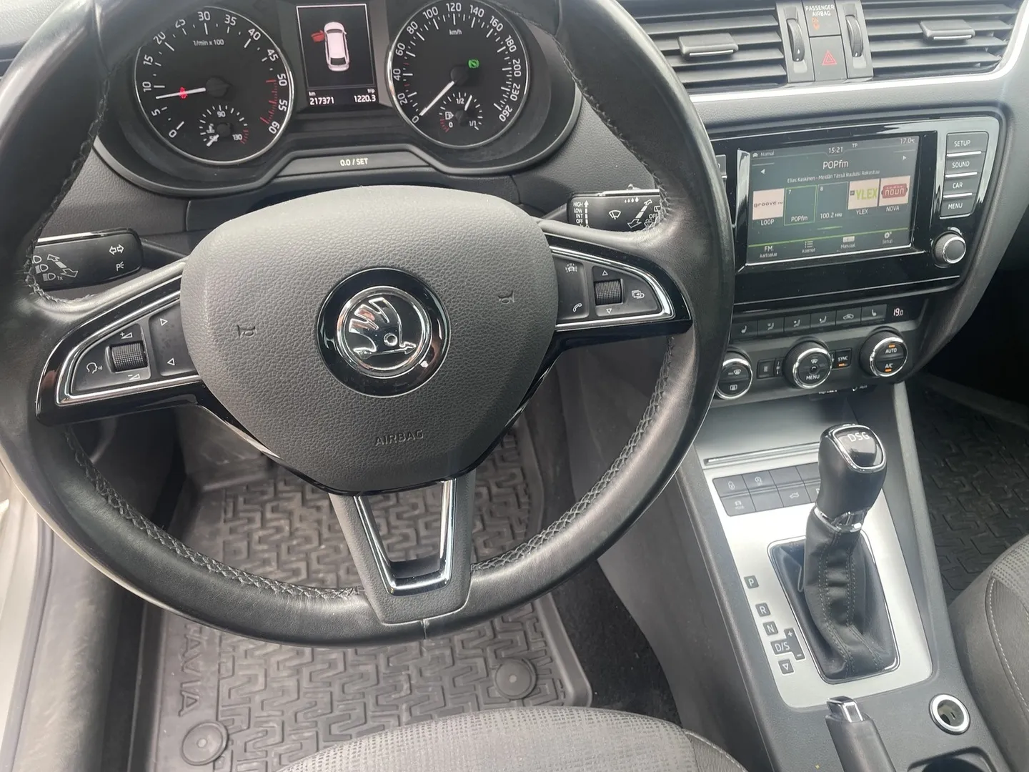 Skoda Octavia JKF-966 carousel image