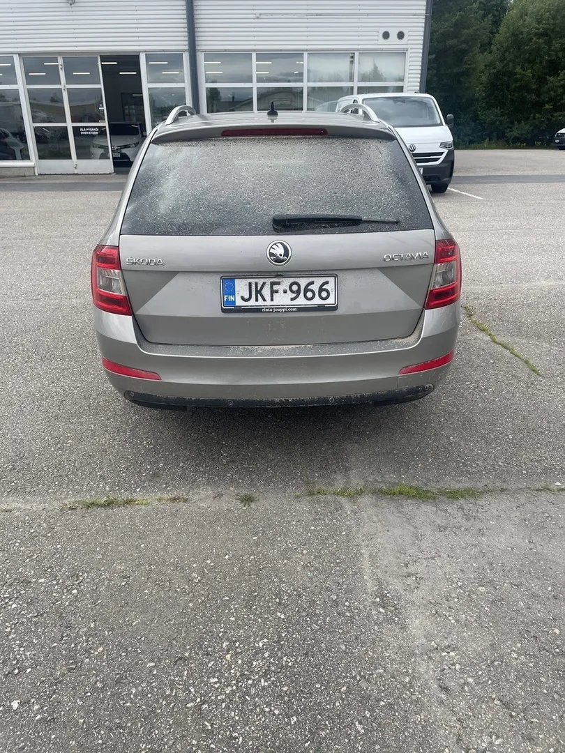 Skoda Octavia JKF-966 carousel image