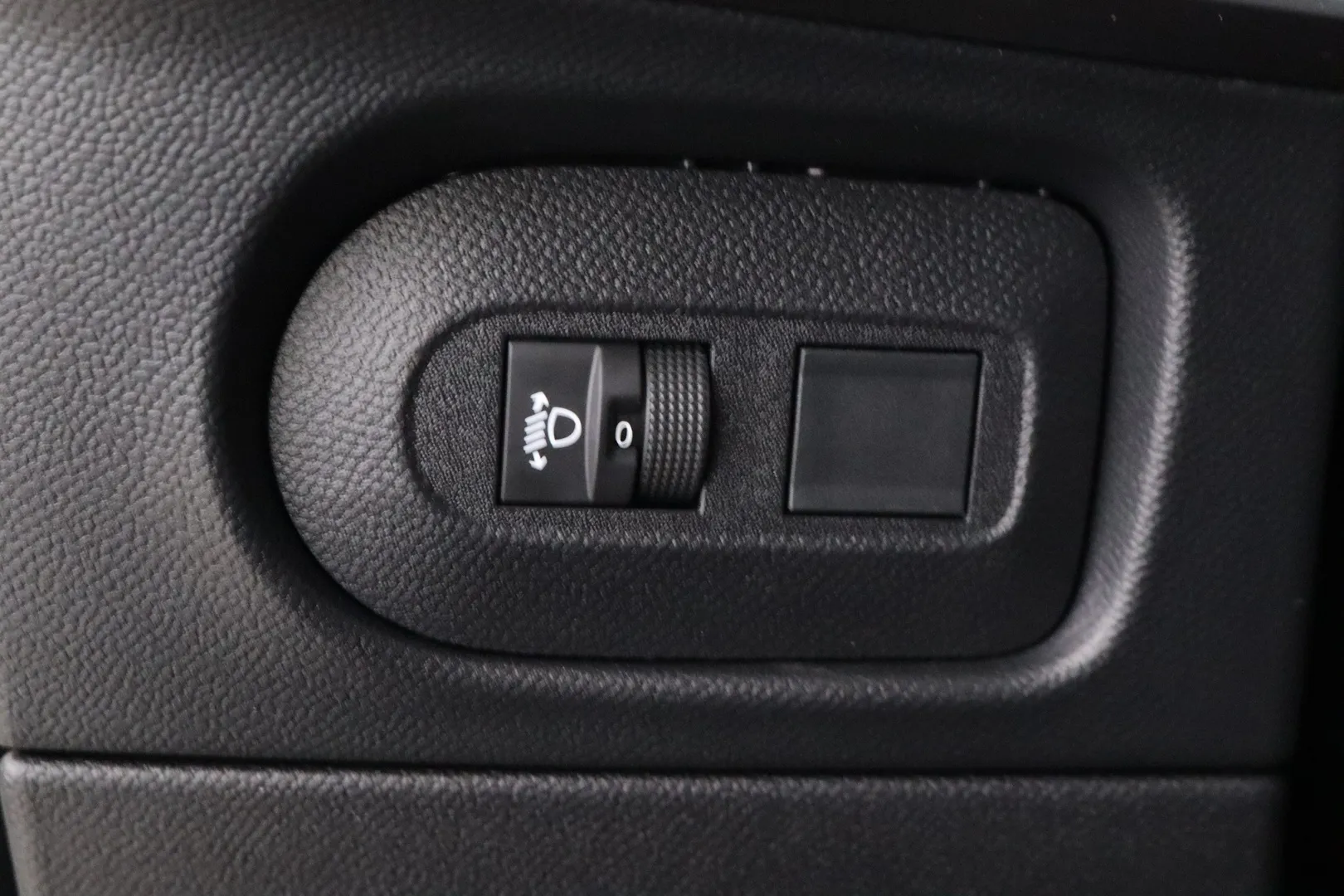 Opel Mokka MSJ-791 carousel image
