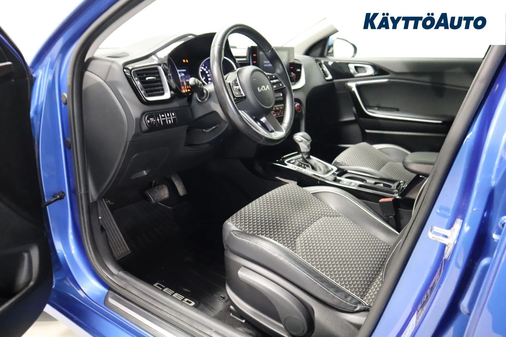 Kia Ceed KUR-176 carousel image