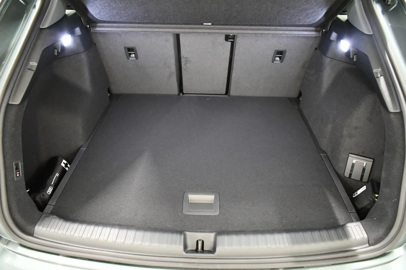 AUDI Q4 e-tron SZT-286 carousel image